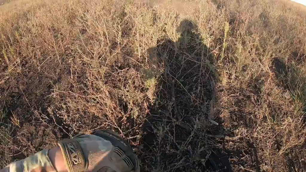 失敗に終わったロシア軍によるウクライナ陣地への攻撃を映したGoPro映像。ご覧のとおり、現代の戦争は兵士ではなく、彼らが操作するドローンやロボットと戦うことが増えています。負傷した後、攻撃グループは撤退した。