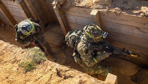 将来のウクライナ軍司令官が英国の訓練で塹壕攻撃スキルを向上
