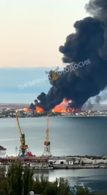 フェオドシヤにあるロシア管理の石油貯蔵所は、ウクライナの無人機による攻撃から4日経った今も燃え続けている。クリミア - 2024 年 10 月