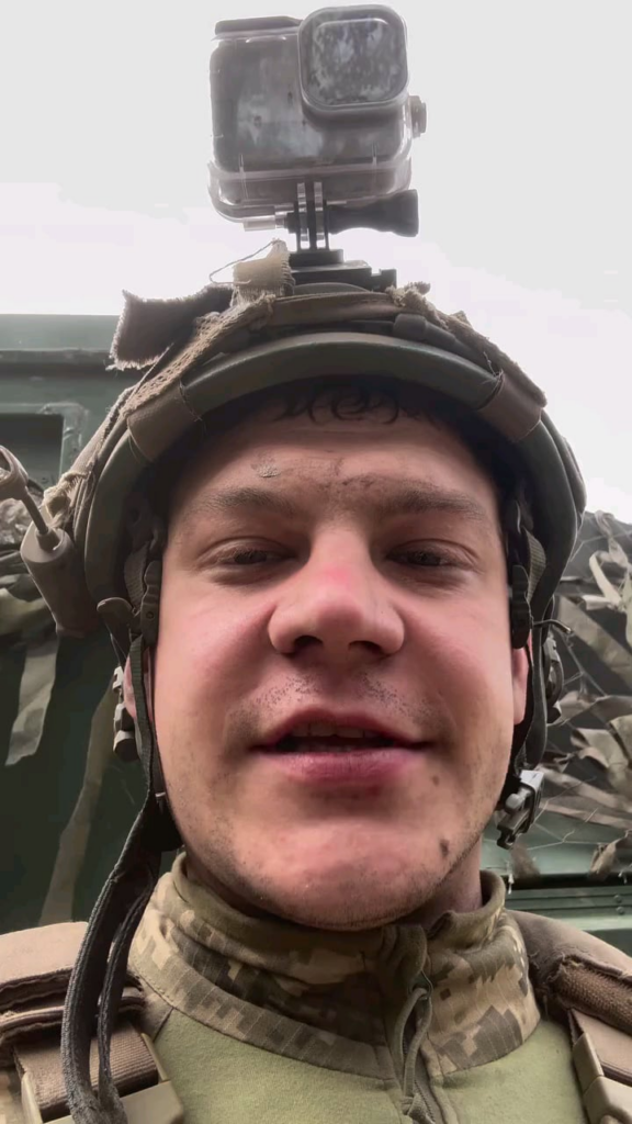 ウクライナの空挺部隊と戦闘衛生兵がクルスク地域でセルフィーを撮った。 [Translation requested]
