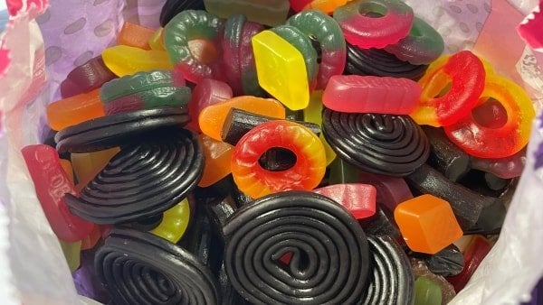 トンダーのすぐ南では、自分で作るお菓子の価格が 100 グラムあたり 1.99 になっています