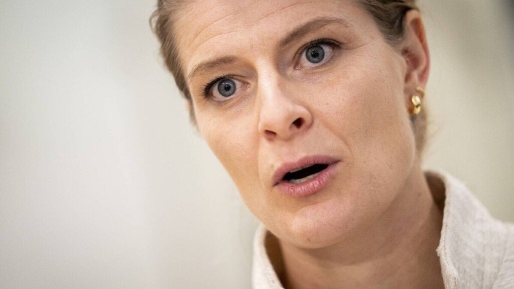 大臣はアスベスト事件については「何も言えなかった」が、ノルウェー労働環境局を「空に向かって叫んでいる」と切り捨てたいと考えている。それは深い二重基準だ」