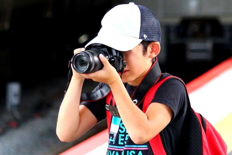 鉄道会社も限界か？ 一向に改善しない「撮り鉄マナー違反」、警告強化が意味するものとは