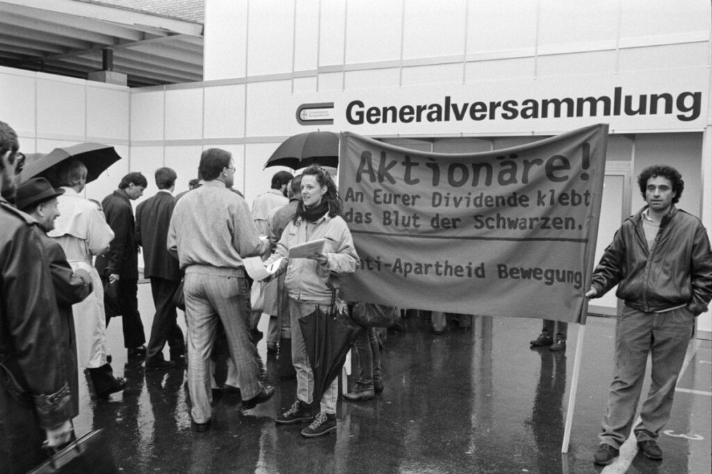 スイス企業は南アフリカのアパルトヘイトからどのように利益を得たのか