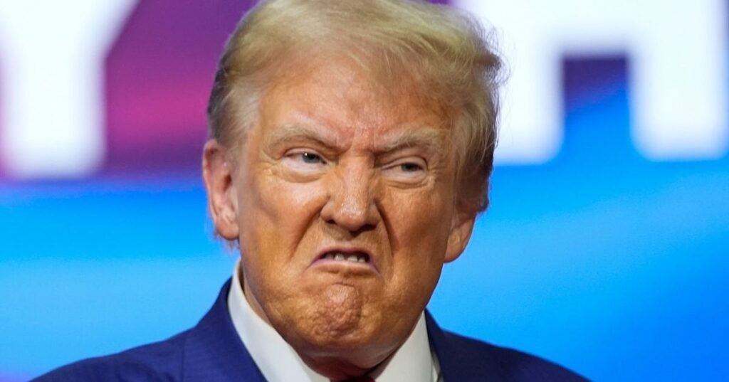 市庁舎でのトランプ氏の奇妙な態度に批評家らは彼の健康状態について新たな疑問を投げかけている