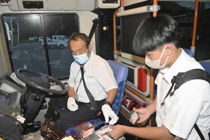 列車とバスの連動で利便性検証、予土線で「モーダルミックス」実証実験 ｜ 愛媛