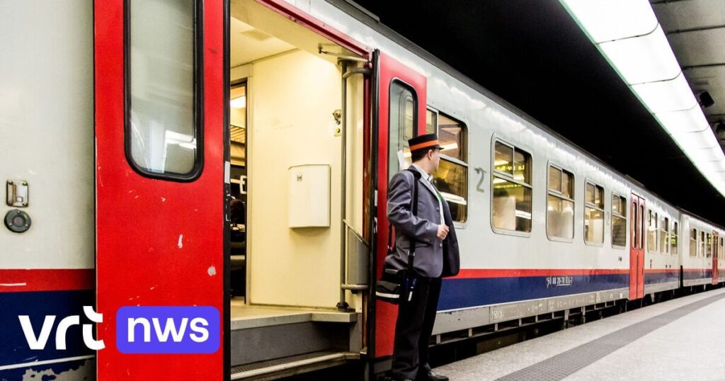 列車の車掌がインターホンで旅行者にベルヘム・プール間の超満員列車についてNMBSに苦情を申し立てるよう呼びかける