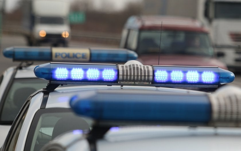 33歳男性が乗用車で警察官をはね、1キロ以上運転 表紙「乗用車運転手の男性による女性誘致わいせつ行為（交通）犯罪行為の防止」 「フォルクスワーゲン・ゴルフ」。