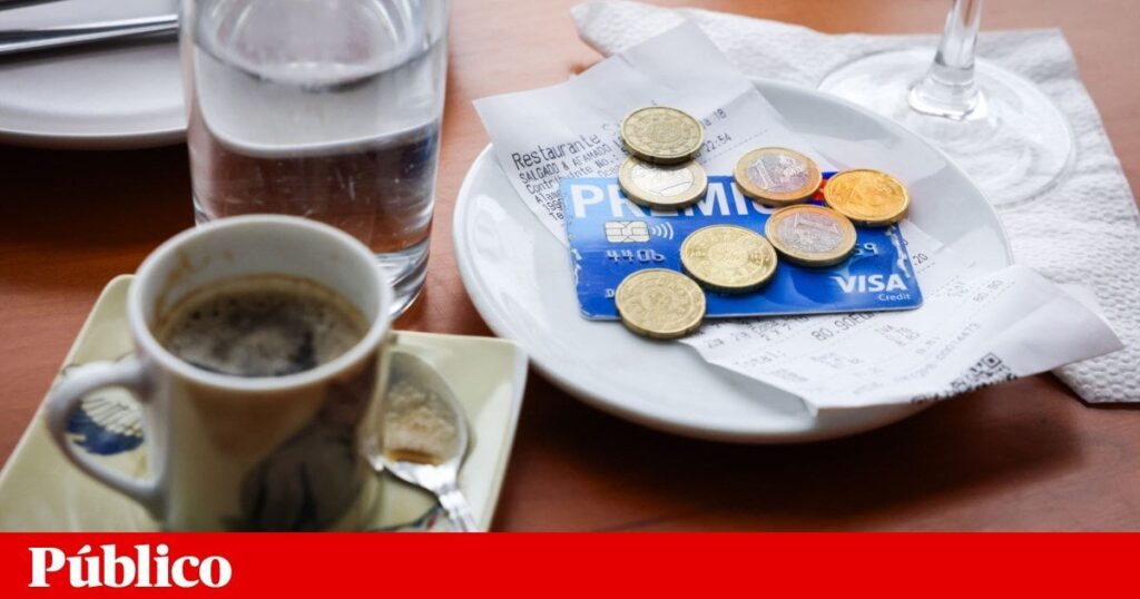 レストランはチップを税務当局に申告し、給与明細に記載する必要があります