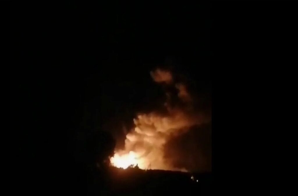 攻撃主張が争われる中、クルスク原子力発電所近くの弾薬庫で爆発が起きた