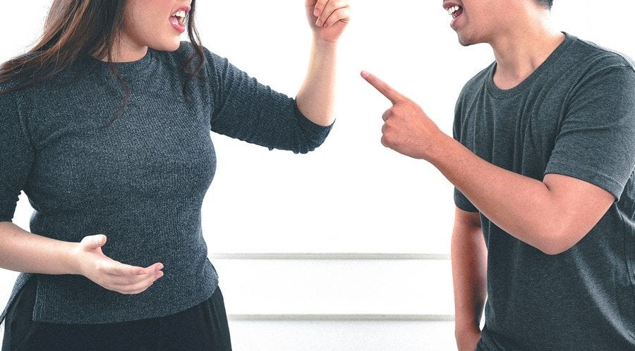 酔った夫が妻を殴り、妻が殴り返した。同じ量刑を言い渡された