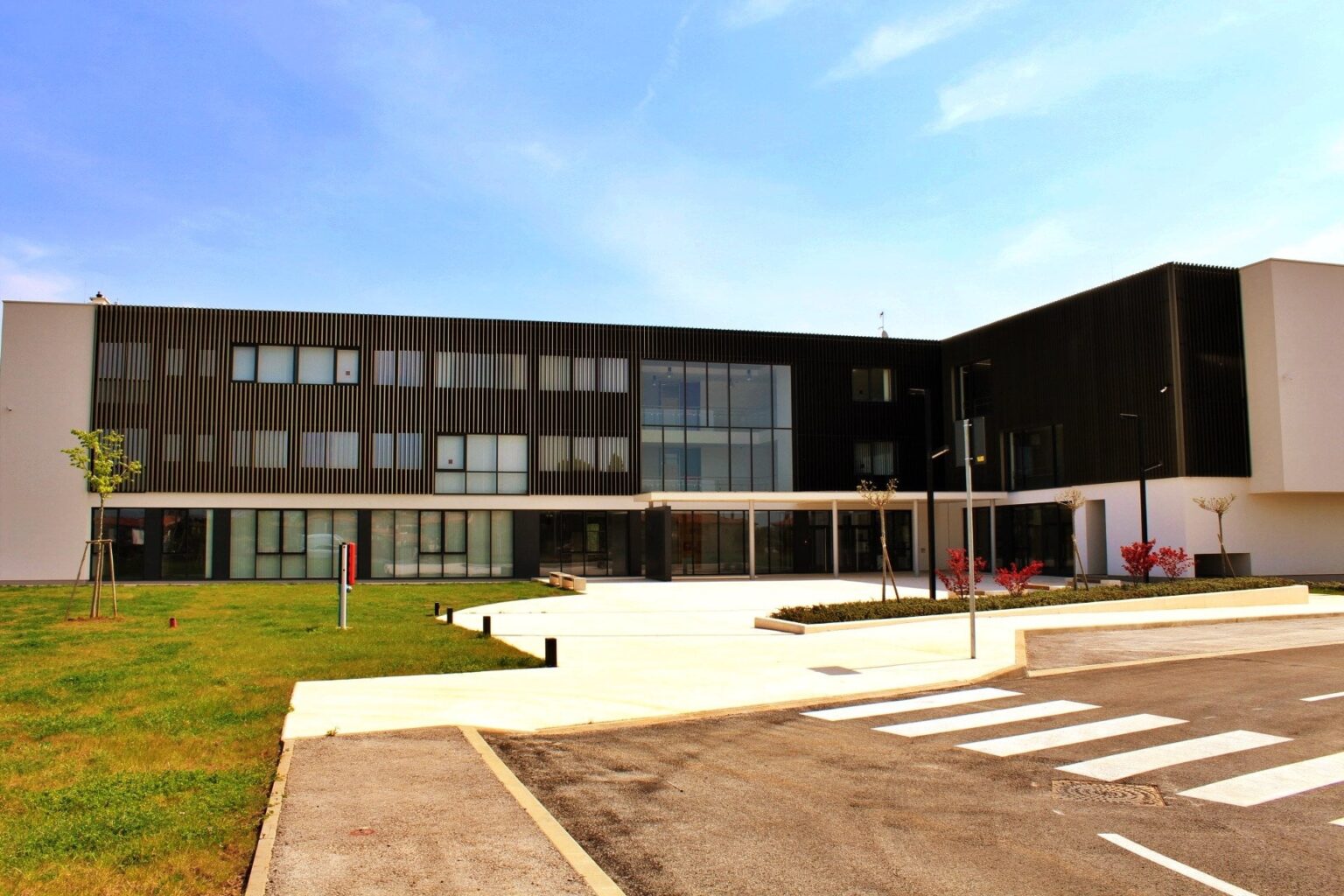 数百万ドルをかけた壮大な建物に入学した生徒はわずか 18 人：「私たちは満足しています」