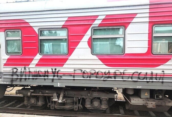 リトアニア国境警備隊はロシアの列車乗務員に貨車のZマークを消すよう強制した