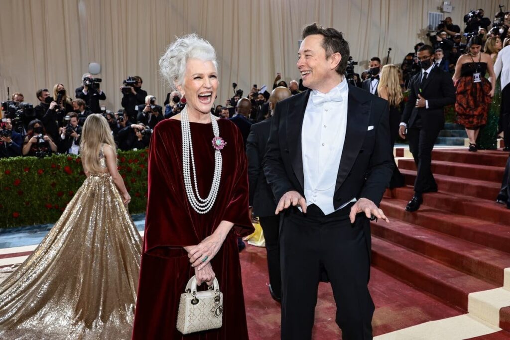 イーロン・マスク氏の母親、息子のプラットフォームで事実確認を受ける中、X人の信者に不正投票を奨励した疑いで告訴される