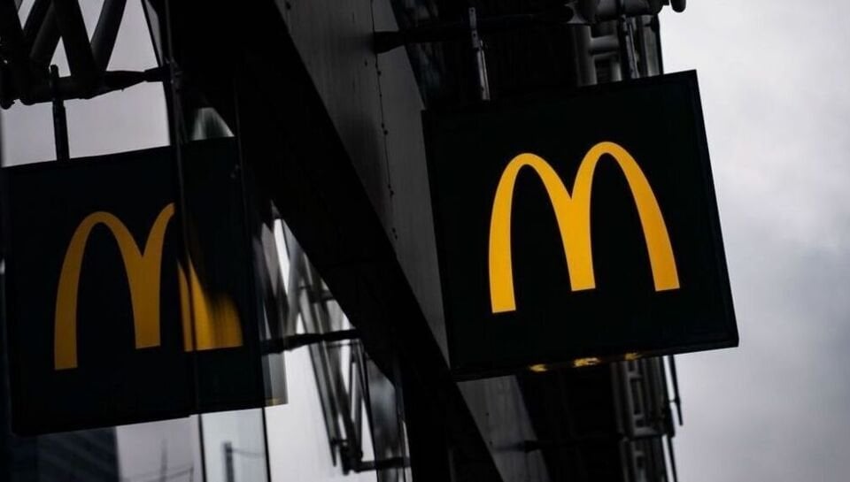 ノアブロでマクドナルドが手荒な歓迎を受ける：「シオニスト兵士に食事を与える」