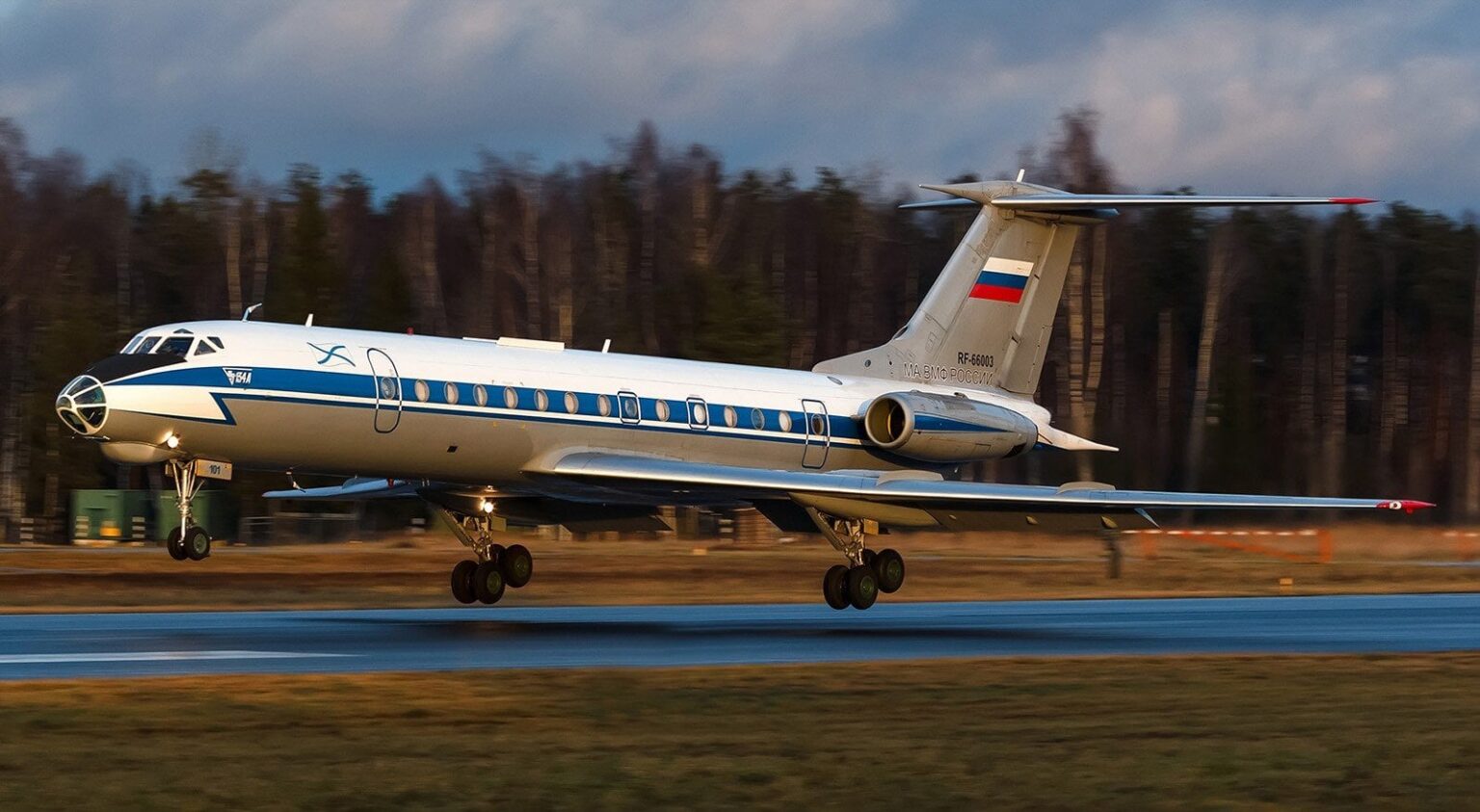 Tu-134軍用機、ロシアで炎上