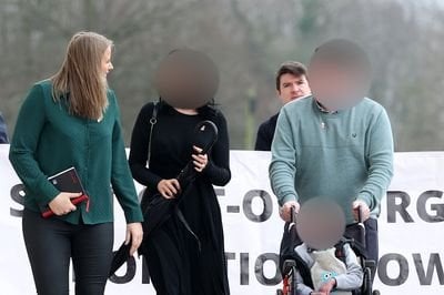 マクモニーグル近郊の党代表の別の写真が流出し、シン・フェイン氏への圧力が高まる
