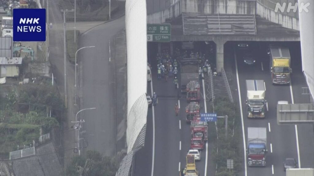 圏央道 トレーラーなど6台が関係する玉突き事故 女性1人死亡