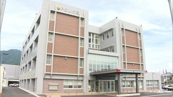 ファストフード店で下半身を露出していじっていると逮捕される