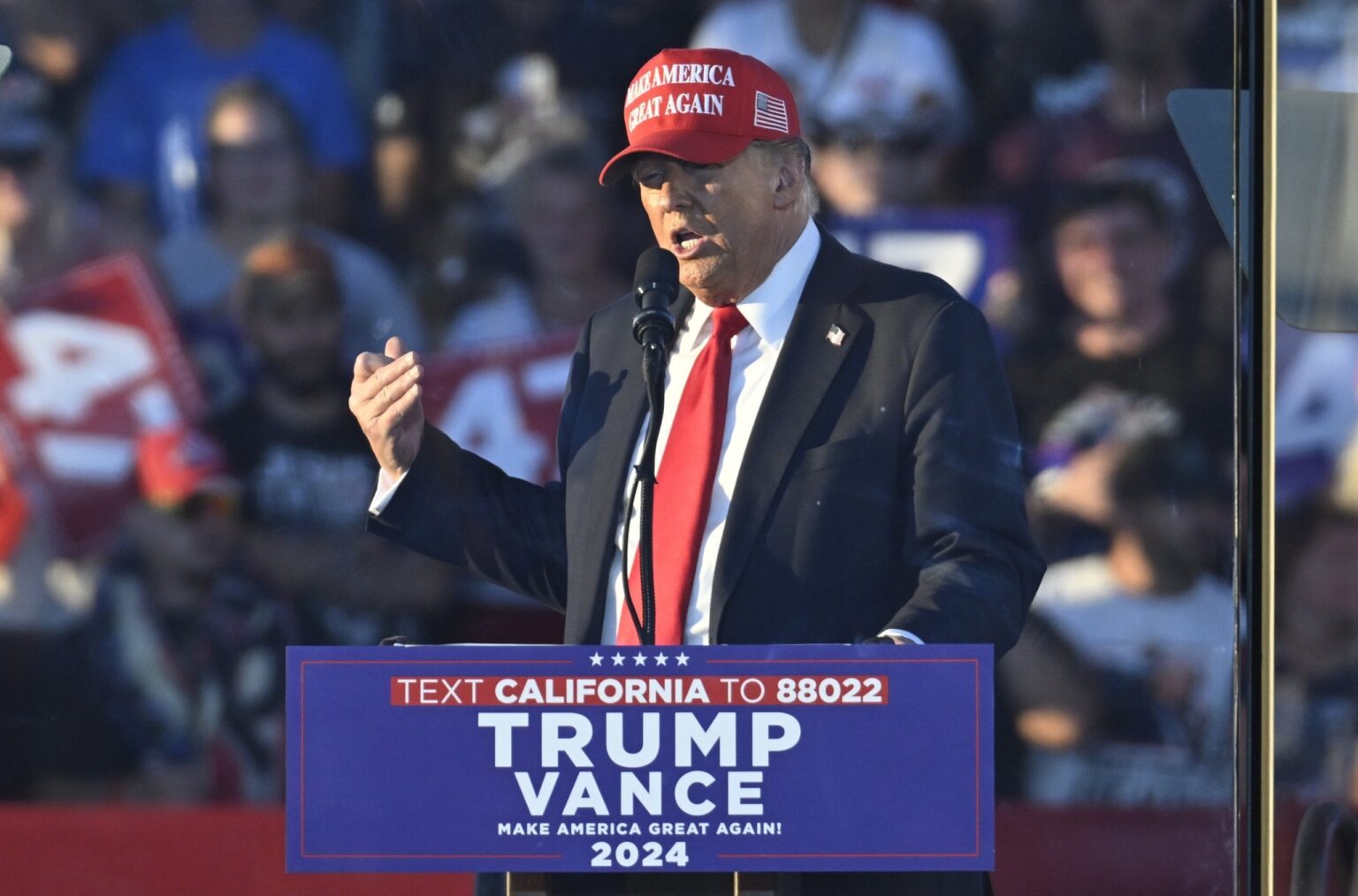 トランプ大統領、デモ参加者が両親に「徹底的に叩きのめされる」可能性を示唆