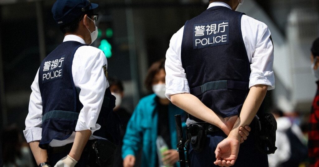 【Drop the gun!!!】警察官に「ウエアラブルカメラ」試行へ 職質や雑踏警備など 警察庁