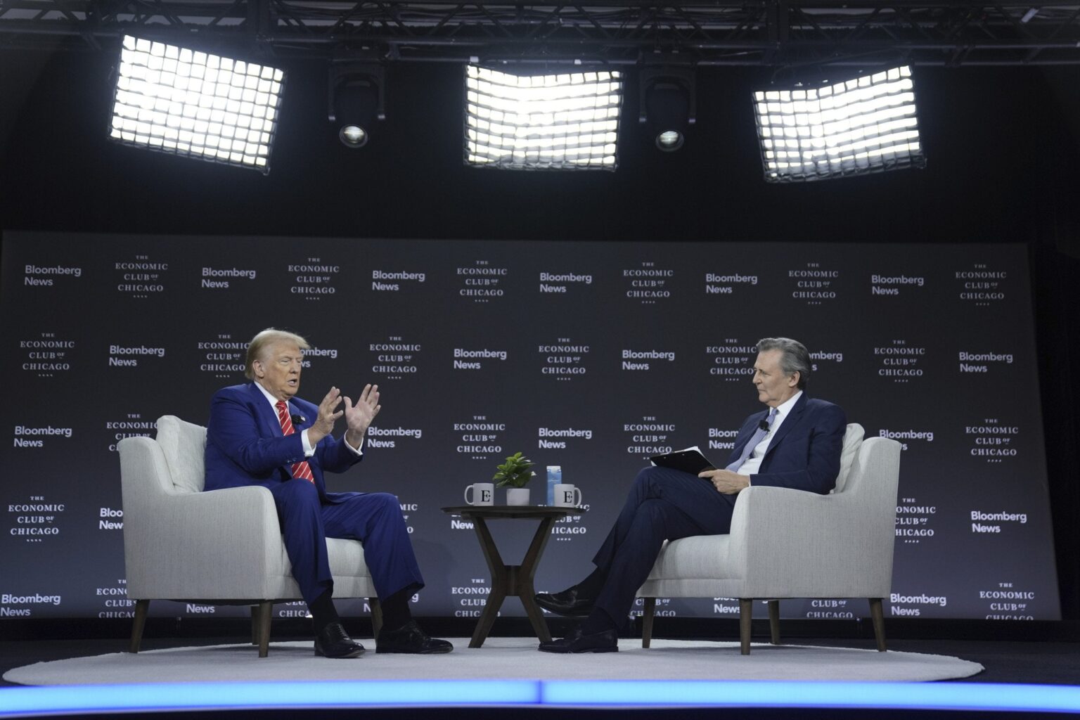 ドナルド・トランプ氏、インタビューの司会者に答えの途中で打ち切られた