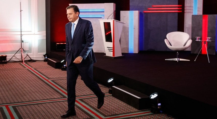メディア向けの企画を立てる。野党はジャーナリズムと表現の自由に対する政府の攻撃を強調