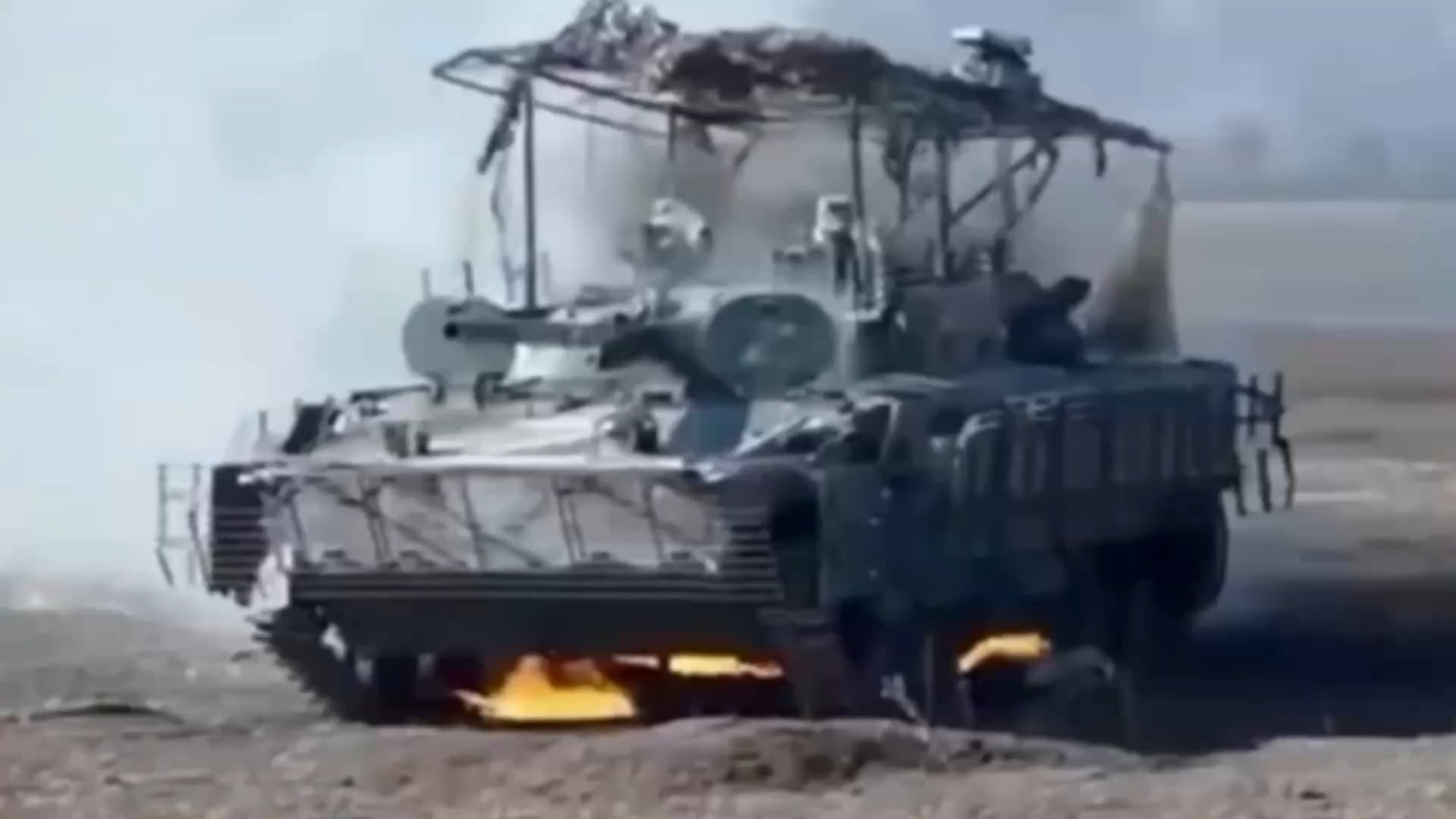 ロシアのBMP-3の乗組員が燃えている車両の下から這い出ようとしている。ドネツク地方