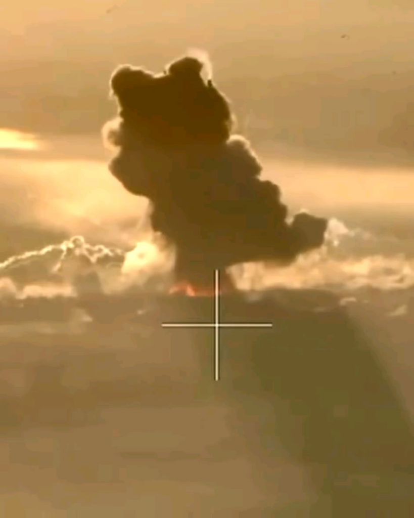 T-72、壊滅的な弾薬爆発により軌道上に飛ばされる。