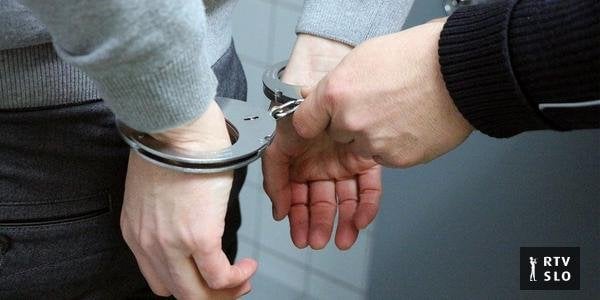 イゾラで19歳の男が通りすがりの女性を痴漢し性的接待を求めた疑いで逮捕された