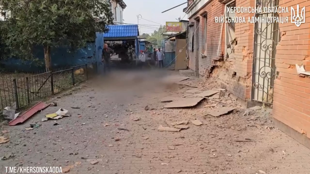 攻撃を受けるヘルソン市。 10月1日朝、ロシアの砲撃により市場とショッピングセンターが被害を受けた。死者も重傷者もほとんどいない。