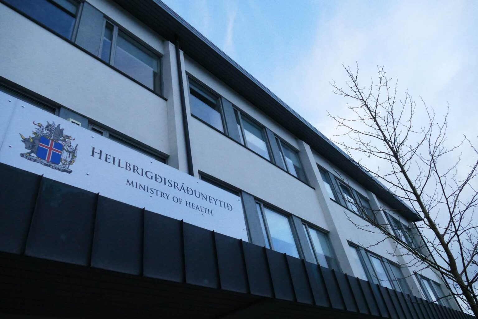 医師、死亡した女性に約10年間にわたり大量の麻薬を処方 - 死後面接のために50件の請求書を発行