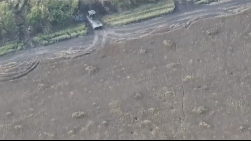 ザポリージャでロシア軍戦車が攻撃を受けて放棄するロシア兵士