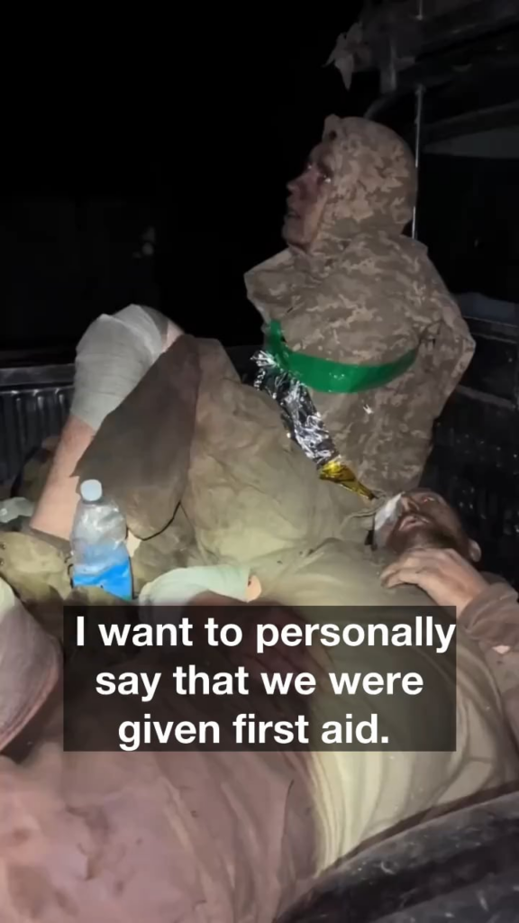 ロシア侵略者２人が捕虜となり、ウクライナ軍兵士に感謝の意を表した。 「その前まで、私は水も食べ物も与えずに3日間穴の中に横たわっていました。たとえ私たちの仲間たちが近くに座っていても、私に何も与えてくれなかったのです。」