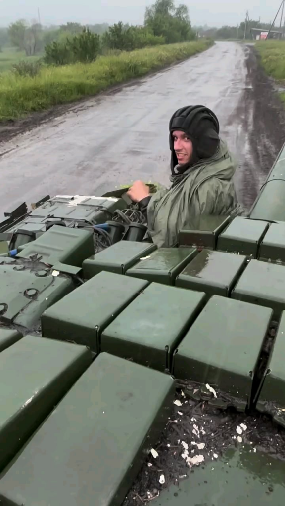 雨にもかかわらず、第 54 機械化旅団のウクライナ人 T-72b3m 乗組員はご機嫌です。シヴェルスク方向。 2024 年 10 月。