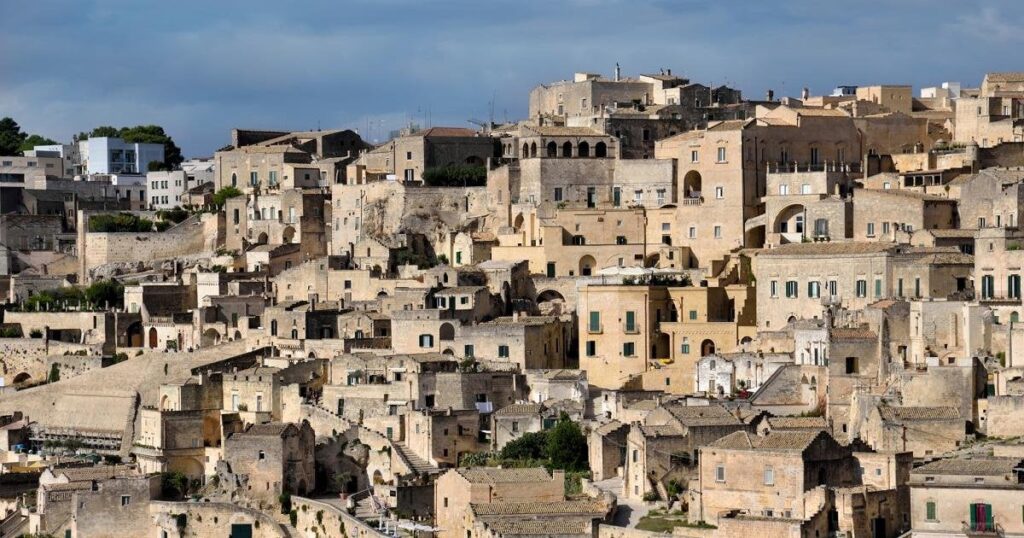 マテーラはバジリカータを離れ、プーリアに入りたいと考えている。住民投票請求の署名を寄託します。