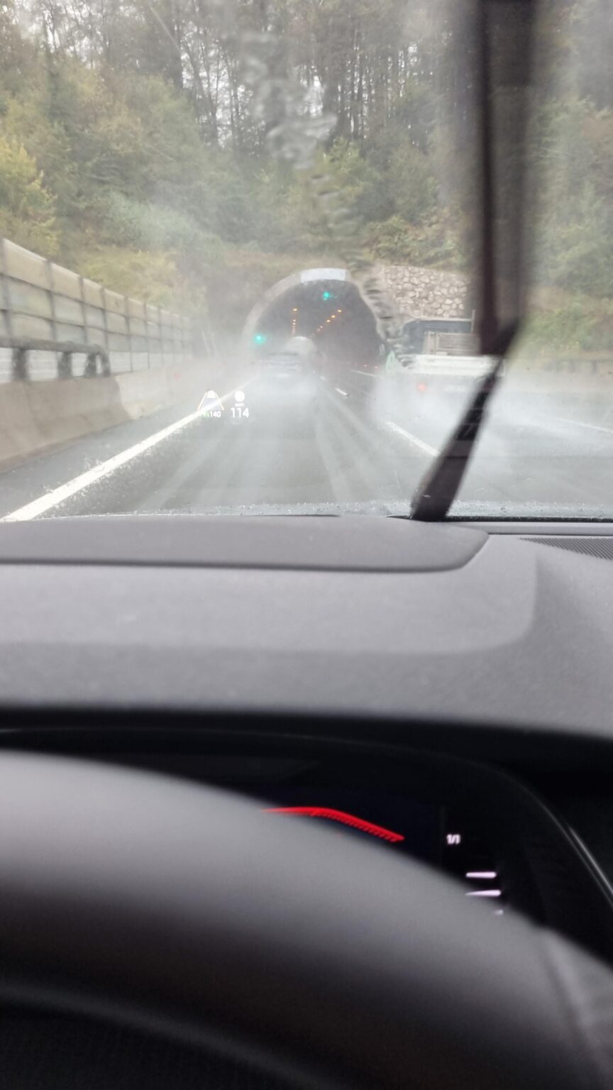 しかし、雨の中でリアライトを手動で点灯するのはそんなに難しいでしょうか？