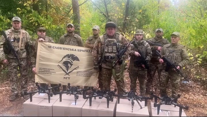 「スパルタン」部隊（国家警備隊第18スロビャンスク旅団）の兵士たちは、クイーンホーネッツのドローン5機を受け取ったばかりで、地域社会とワイルドホーネッツ社に感謝の意を表している。