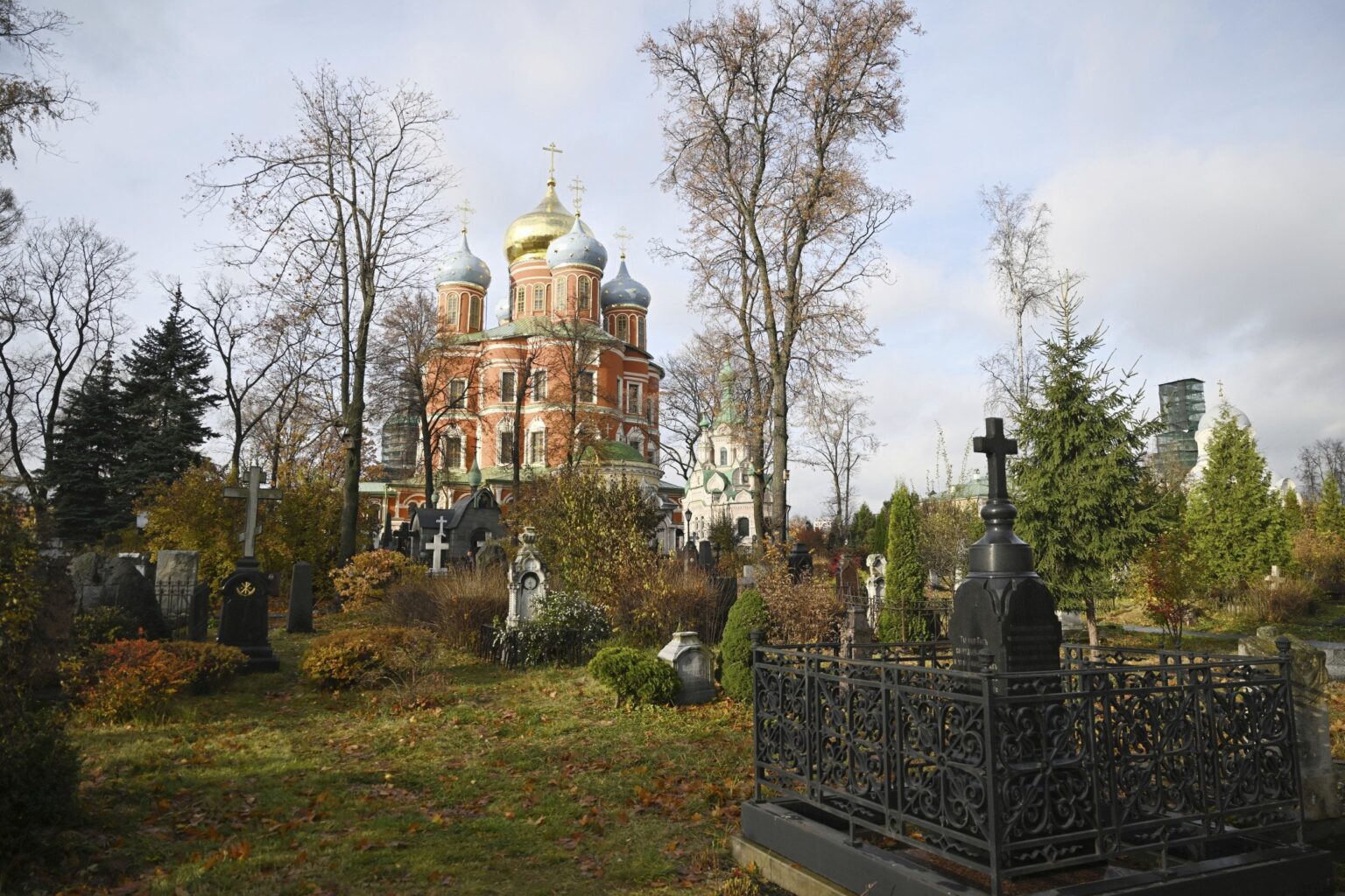 ウクライナでの死者数により、ロシアでは墓地と火葬場が不足している