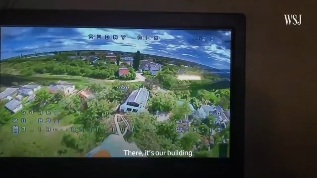 ロシアのFPVドローンの傍受映像を見ていたウクライナ兵、屋根に衝突する前にドローンが建物に向かって飛んでいることに気づく、英語字幕