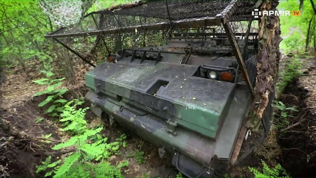 ウクライナ軍の第 65 機械化旅団からオランダが供給した YРR-765 歩兵戦闘車 (IFV) で、ケージ装甲が追加されています。