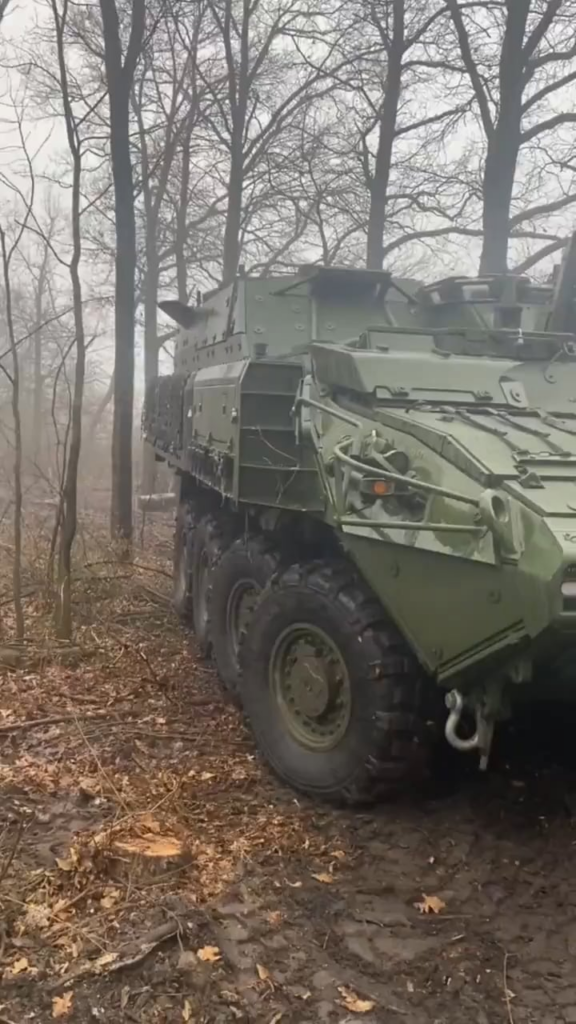 ウクライナ軍に配備されている希少なカナダ製 LAV 6.0 ACSV スーパー バイソン