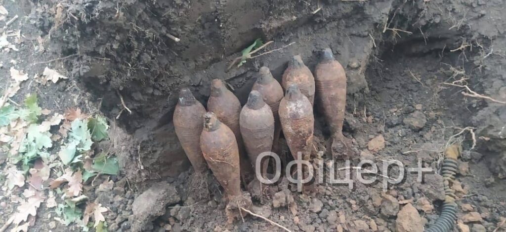 ウクライナ軍は塹壕を掘っていた際、第二次世界大戦にまで遡る迫撃砲やその他の装備を発見した。