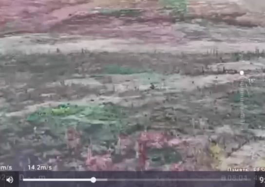 ロシア攻撃のユニークな映像。ロシア兵１人は、ウクライナ兵１人がいたウクライナの塹壕になんとか飛び降りたが、短い格闘の末、ロシア人は死亡した。