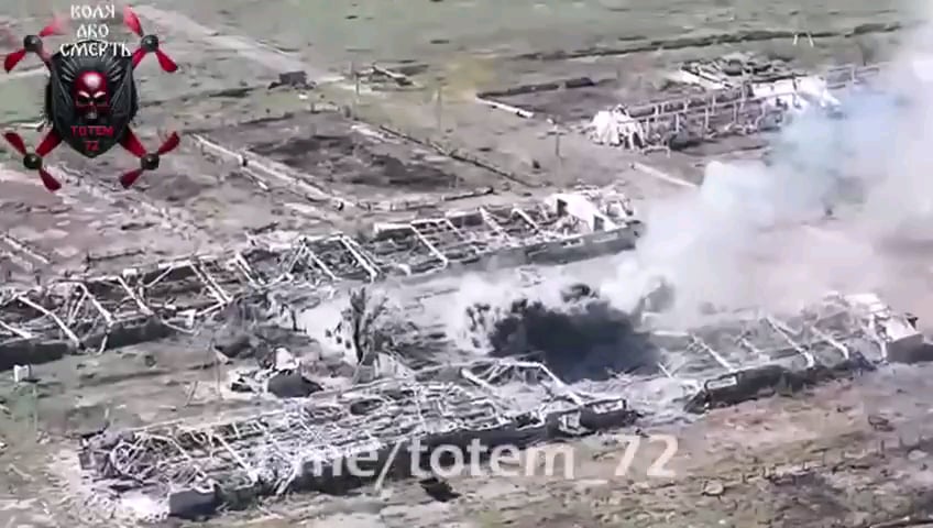 ウクライナ第72機械化旅団の「トーテム72」ドローンチームは、ドネツク地方ヴフレダル防衛の最後の日々を映した映像を投稿した。旧市街の廃墟にあるロシア歩兵突撃部隊を攻撃するために、無人機と大砲が使用された。 2024 年 10 月 1 日発行 [Part 3]