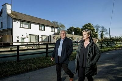 地元住民は、約束されたバスが運行されず、住民がささやき声で話す孤立した元パブに住む亡命希望者の福祉を懸念している