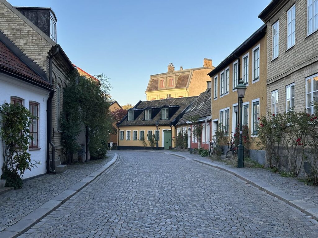 ストックホルム在住の私はスコーネにはあまり来ませんが、時々ルンドの親戚を訪ねると、ここがスウェーデンで最もユニークな街だといつも思います。秋は特に美しいですよ！