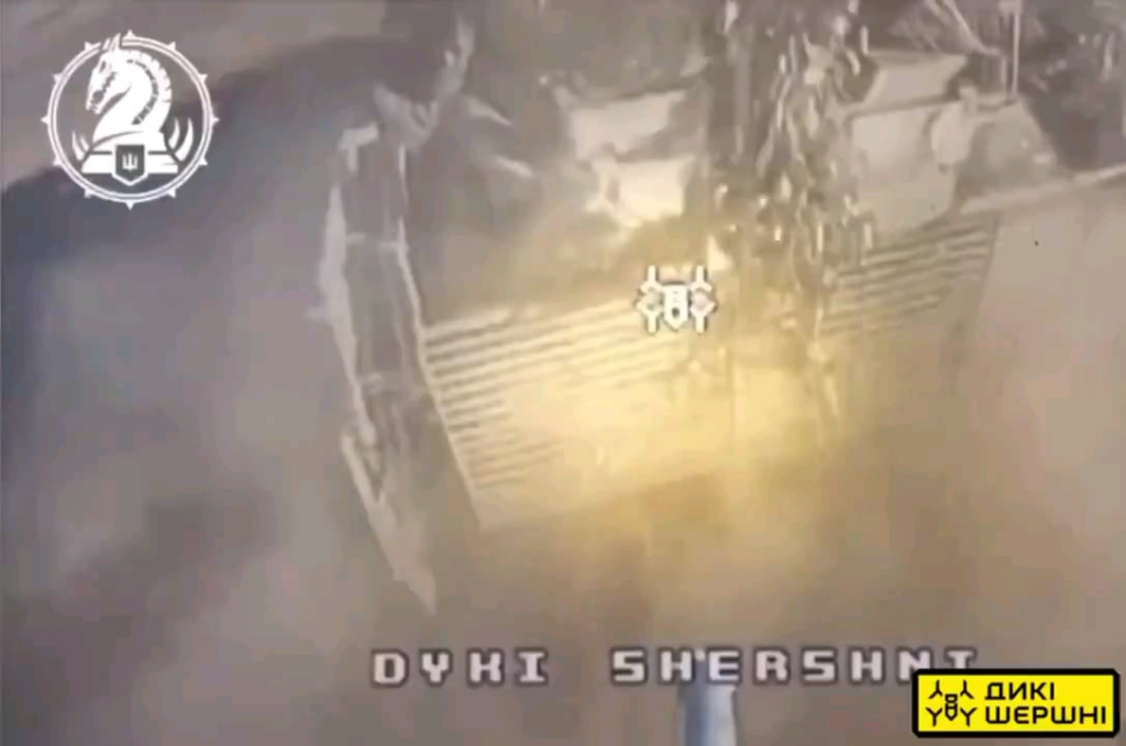 OSINTのアナリストは、公開されている映像から、ワイルドホーネッツのドローンが12億3000万ドル相当のロシアの装備を破壊したと計算した。 OSINTのアナリストは、公開されている映像から、ワイルドホーネッツのドローンが12億3000万ドル相当のロシアの装備を破壊したと計算した。