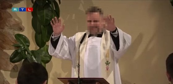 彼の信者たちは、小児性愛で停職処分となったケチケメート教区司祭の無実を今も信じている