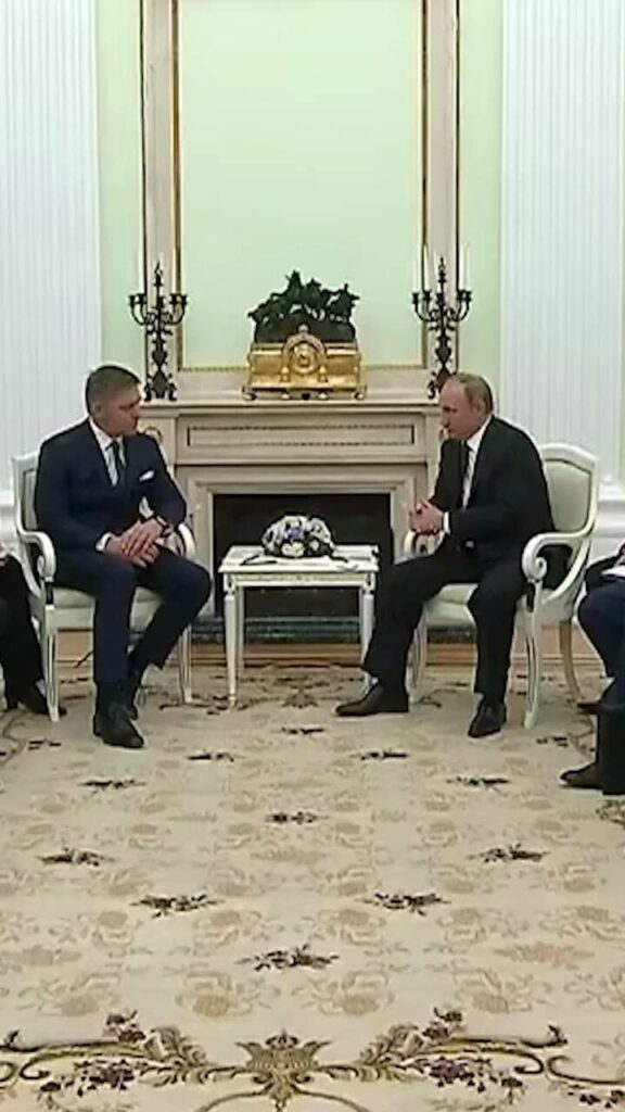 プーチン大統領の友人は、それほど彼の友人ではない。ウクライナに「一発の銃弾」も与えないという #スロバキア の #ロバート・フィッツォ 首相の発言にもかかわらず、 #ブラチスラバ は #ウクライナ への軍事支援をやめないだけでなく、さらに増やしている。